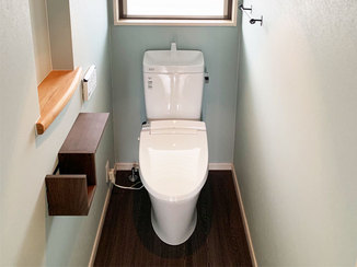 トイレリフォーム ライトブルーのクロスがさわやかなトイレ空間