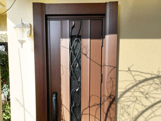 エクステリアリフォーム 玄関の雰囲気と合う重厚感のあるドア