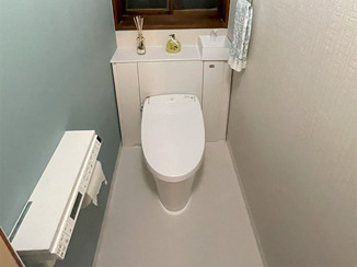 トイレリフォーム アクセントクロスが爽やかなトイレ空間