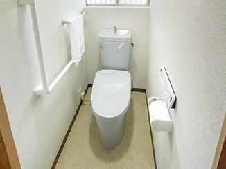 トイレリフォーム 和式から洋式へ、手すりがついた使いやすいトイレ