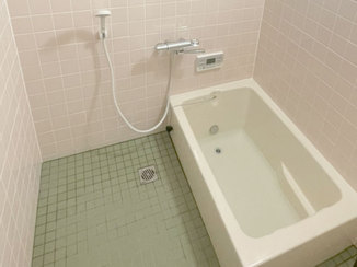 バスルームリフォーム 水漏れを解消したタイル貼りの浴室と、あわせて交換した洗面台