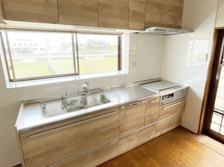 キッチンリフォーム 使い勝手の良いキッチンと、既存の収納を活かした洗面台