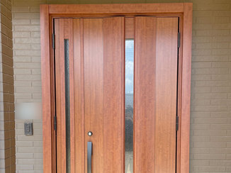 エクステリアリフォーム 外壁とマッチした木目調の玄関ドア