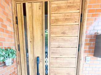 エクステリアリフォーム 木目がきれいなナチュラルテイストの玄関ドア