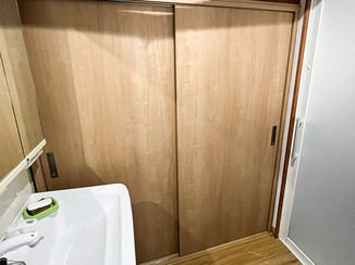 内装リフォーム 費用を抑えて新設した脱衣所扉と、使いやすい洗面台