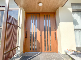 外壁・屋根リフォーム 美しく塗装した外装と、使いやすい玄関ドア＆窓