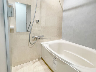 バスルームリフォーム 快適に入浴できるバスルームと、アクセントクロスがオシャレな洗面所