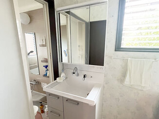 洗面リフォーム お手入れしやすい洗面化粧台と明るくすっきりしたトイレ