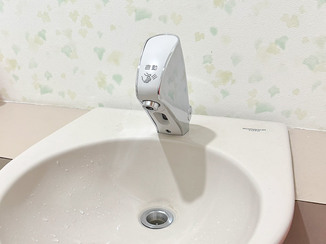 小工事 トイレの手洗いを衛生的なタッチレス水栓に