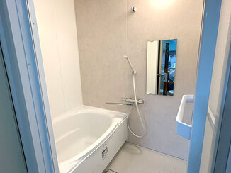 バスルームリフォーム アクセントカラーで明るく、毎日の入浴が楽しみになる浴室