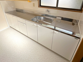 キッチンリフォーム 床と壁も一新し、見違えるほどきれいになったキッチン