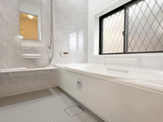 バスルームリフォーム ストーンシェルグレーが映える洗練されたバスルーム